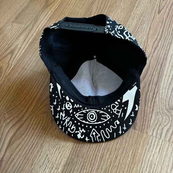 BLACK WHITE Graffiti ARTIST Freehand Design Yes No Hate Love SNAPBACK HAT CAP - Picture 5 of 5